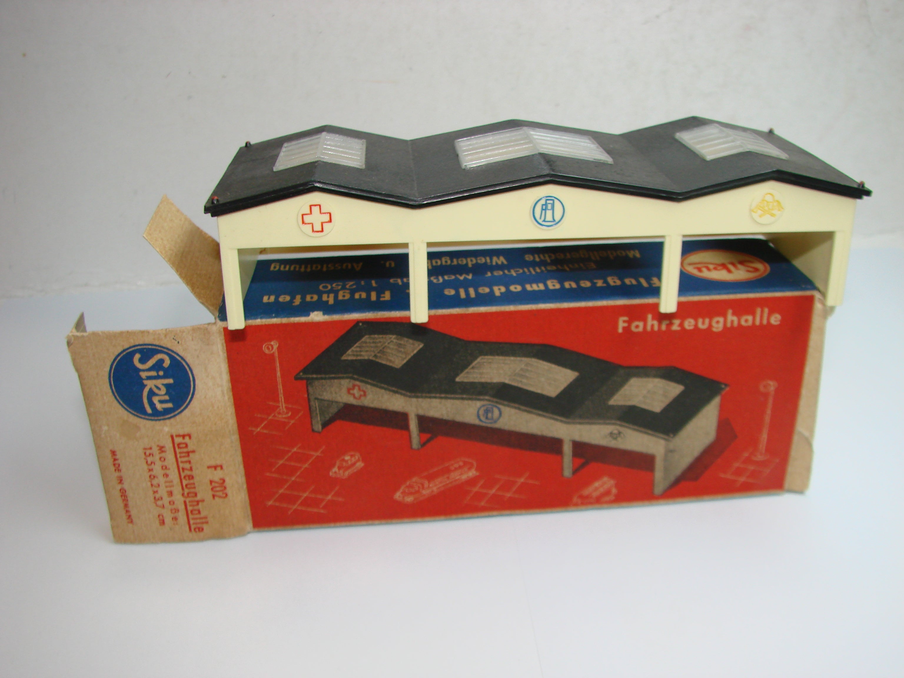 LB - Siku Plastik 1:250, F 202, Flugzeug, Fahrzeughalle, ovp, von 1954