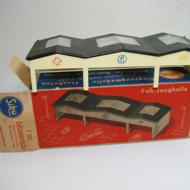 LB - Siku Plastik 1:250, F 202, Flugzeug, Fahrzeughalle, ovp, von 1954