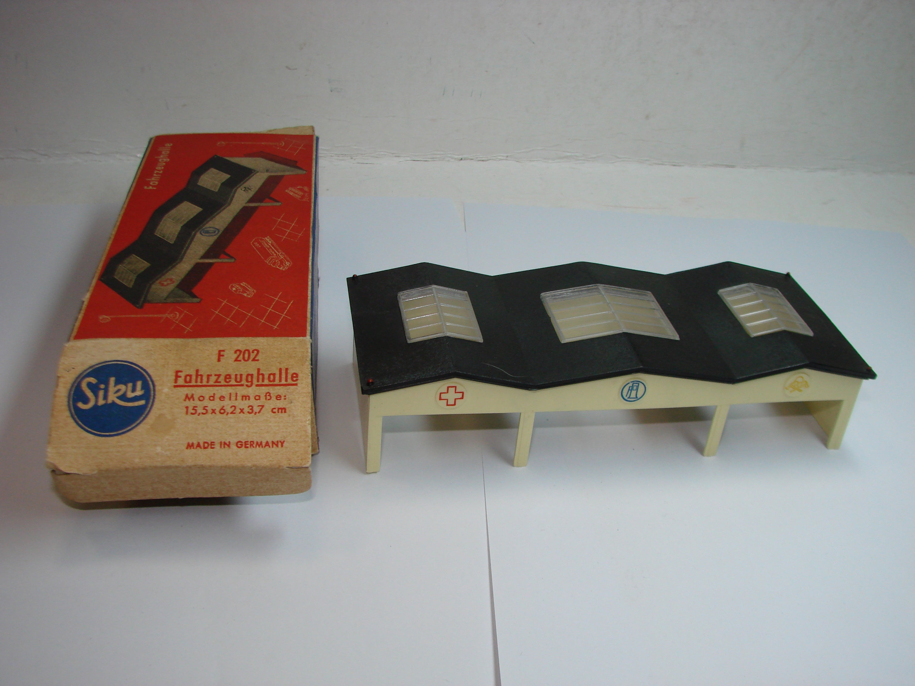 LB - Siku Plastik 1:250, F 202, Flugzeug, Fahrzeughalle, ovp, von 1954