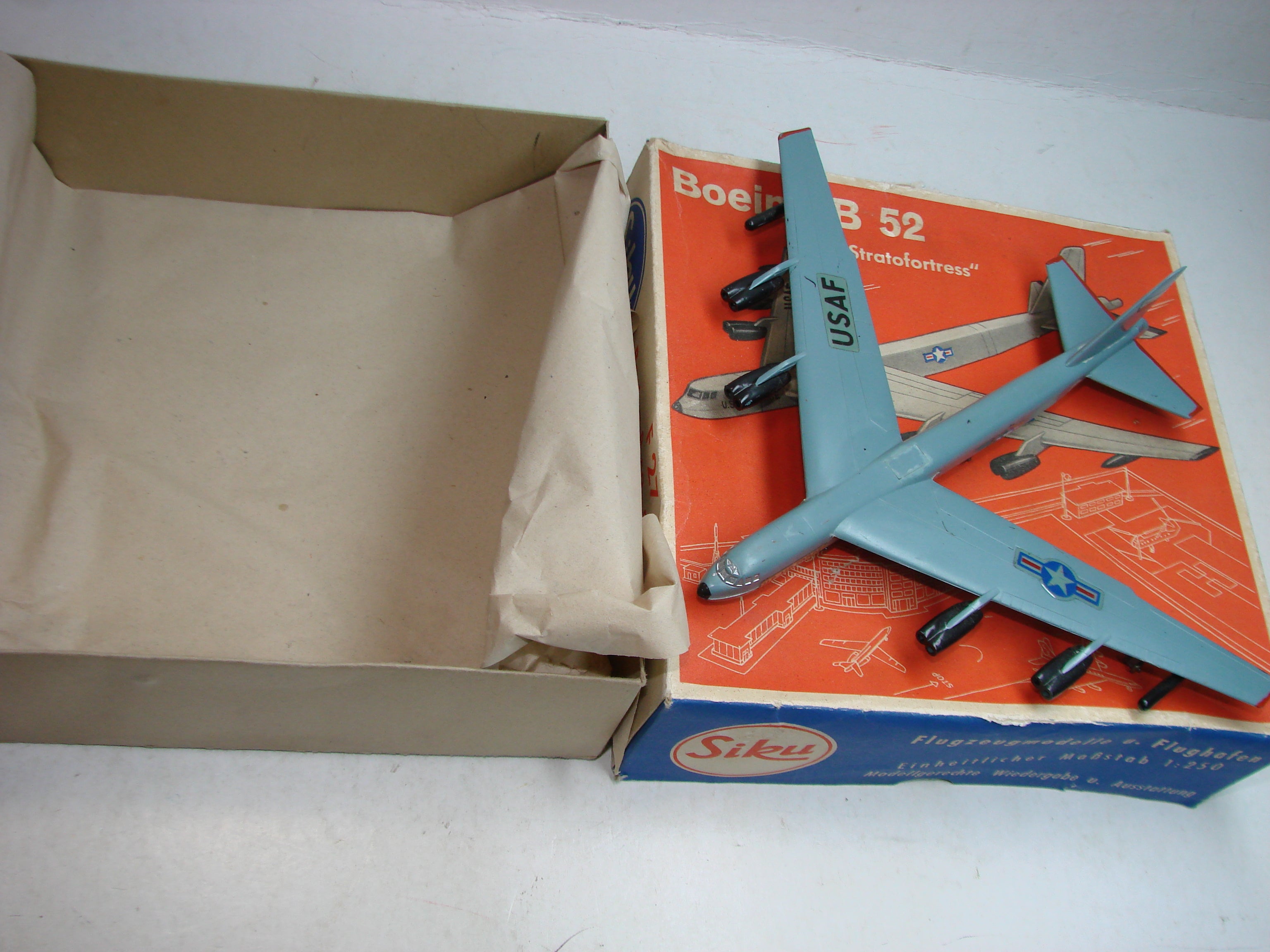 LB - Siku Plastik 1:250, F 27 a , Flugzeug, Boeing B 52, 
