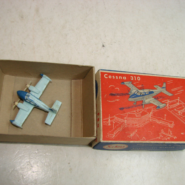 LB - Siku Plastik 1:250, F 8 a, Cessna 310, " Reiseflugzeug" ,ovp, von 1954